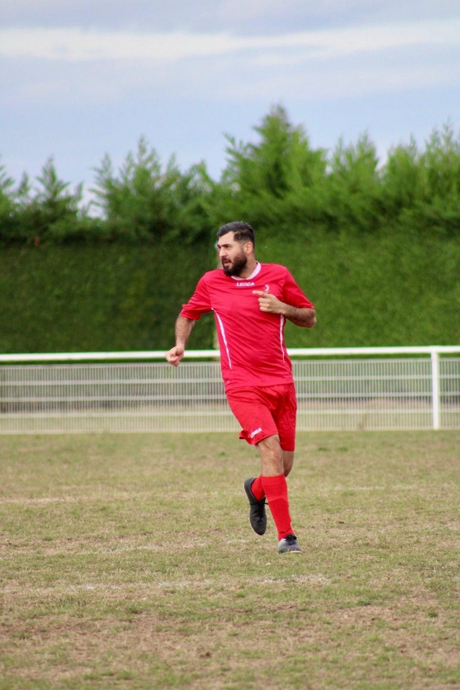 Un joueur du CFC demande le ballon