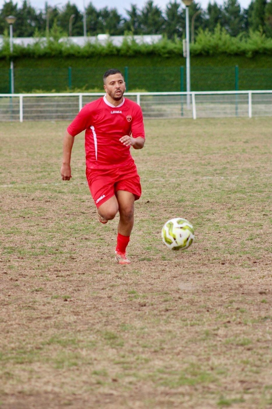 Un joueur du CFC conduit le ballon